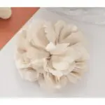 broszka-ozdobna-efektowna-kwiat-15-x-15-cm-kremowy-bz208-3.jpg 598414dc063f85f6f8452e8ecd2f14ac