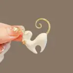 broszka-ozdobna-emaliowany-bialy-kotek-bz206-2.jpg a8b57b2e0b585e05410d3aca3a95aaa2