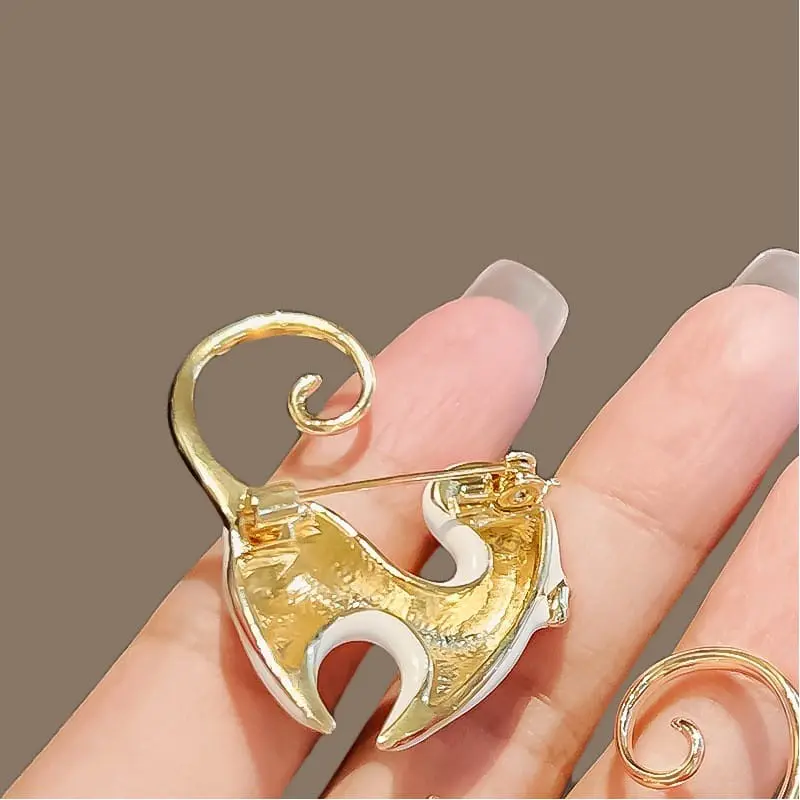 broszka-ozdobna-emaliowany-bialy-kotek-bz206-3.jpg 7e6c50677dc2bc02175c2cb355540621