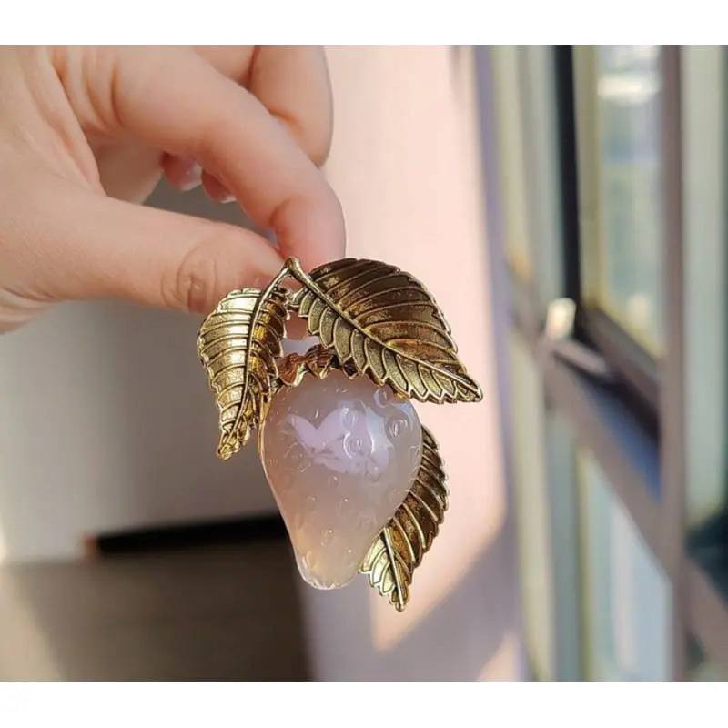 broszka-ozdobna-truskawka-zlote-liscie-bz172-1.jpg 69668939b27acf05075e82400c24e8a6