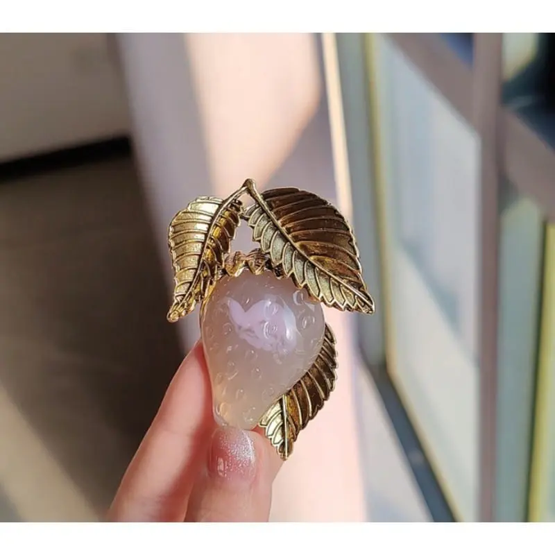 broszka-ozdobna-truskawka-zlote-liscie-bz172-2.jpg e87bbf0ea314344259960ca6a3506e49